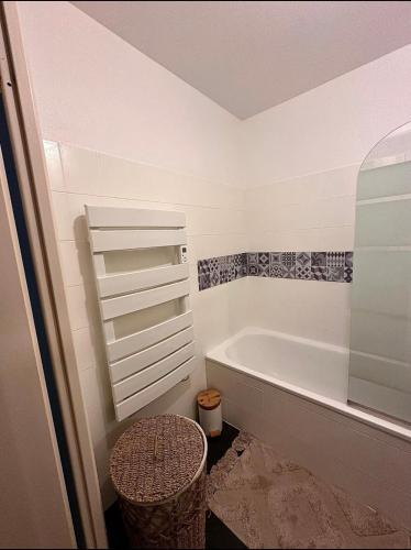 une salle de bain blanche avec une baignoire et un lavabo dans l'établissement Superbe appartement vannetais, à Vannes
