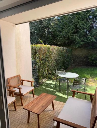 d'une terrasse avec des bancs, une table et une table. dans l'établissement Superbe appartement vannetais, à Vannes