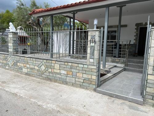Το κτήριο όπου στεγάζεται  η παραθεριστική κατοικία