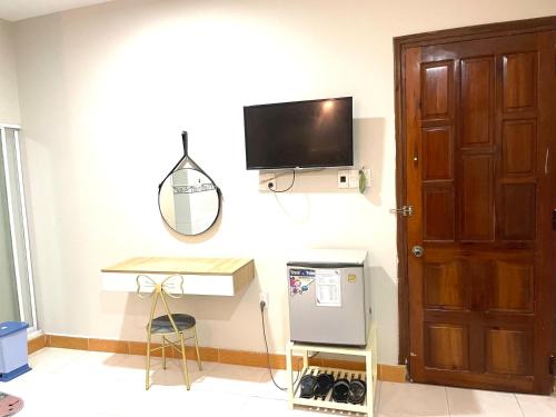 a room with a desk and a tv on the wall at Khách sạn THIÊN lý in Liên Trì (4)