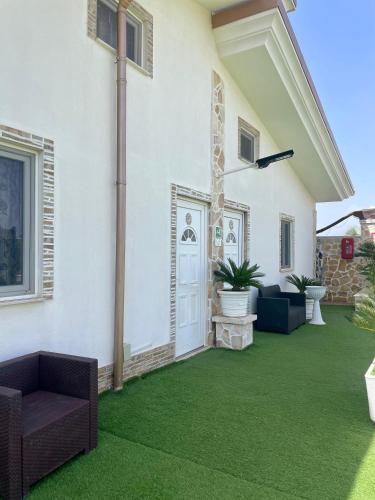 a front yard with a green lawn at Re Sole Resort&Spa in Grottaglie