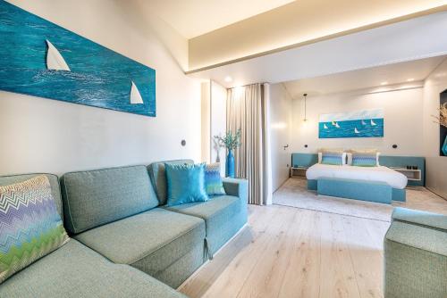 uma sala de estar com um sofá e uma cama em Cascais Deluxe by Homing em Cascais