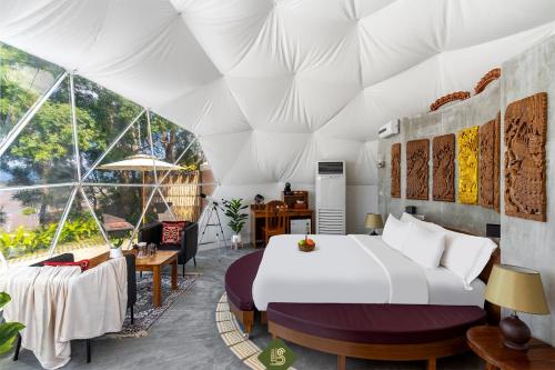 sypialnia z dużym łóżkiem w namiocie w obiekcie Bansaeo Garden and Resort w mieście Chiang Saen
