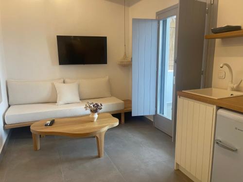 een woonkamer met een bank en een salontafel bij SOHOROS suites in Skhoinoussa