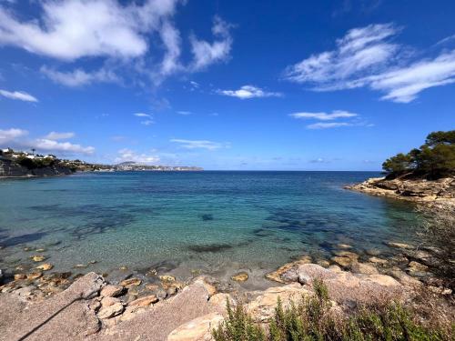 Calpe apartamento renovado a 3 min de la playa ,wifi,aire,parking,vistas comunitario