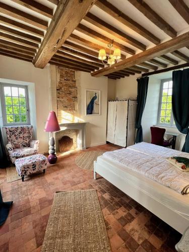 - une chambre avec un grand lit et une cheminée dans l'établissement Château en Normandie, à Planquery