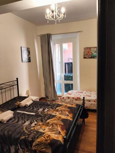 um quarto com uma cama com um cobertor de tigre em Pitico port apartment em Civitavecchia