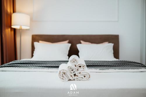 Un dormitorio con dos camas con toallas en la cama. en Seaview stylish one bedroom apartment in Caesar Resort, Remus 83, en Perivolia tou Trikomou