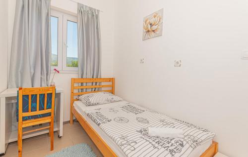 1 dormitorio con cama, escritorio y ventana en Iris Holiday home en Trbounje