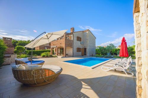 una casa con piscina e ombrellone di Villa Sonne a Butkovići