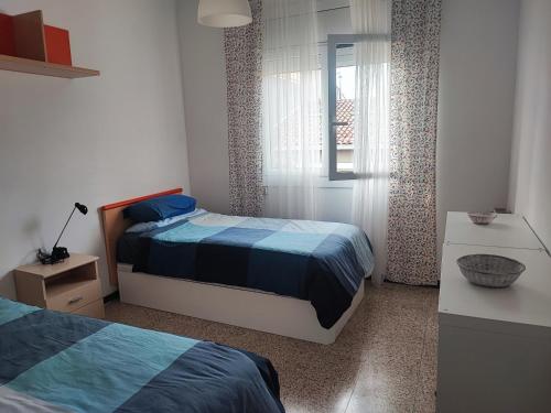 a bedroom with two beds and a window at Apartamento familiar con Wifi in Navás