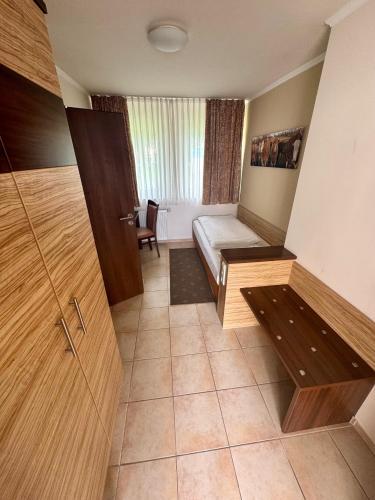 a small room with a bed and a window at Nierswalder Landhaus in Goch