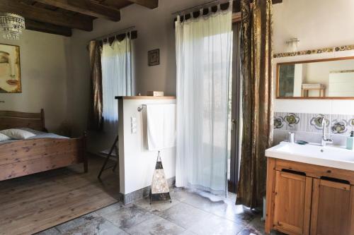 シグリゲットにあるRusztikus Nyaralóházのバスルーム(シンク、ベッド、鏡付)