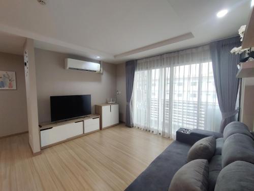 TV a/nebo společenská místnost v ubytování Suntomoon Residence By Sumo Ayutthaya อยุธยา
