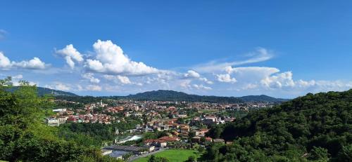 a view of a town in the middle of a mountain at Villa Duno a un passo da Città Alta in Clanezzo