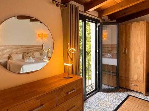 Marbella Village في مربلة: غرفة نوم بسرير ومرآة في الغرفة
