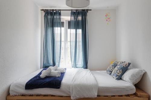 ein Bett mit einem Fenster mit zwei Handtüchern darauf in der Unterkunft Ferienwohnung Anton in Dessau