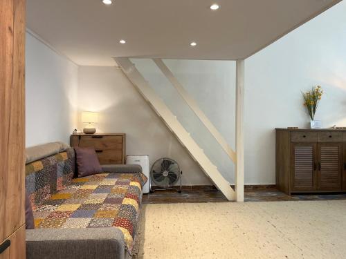 een woonkamer met een bed en een trap bij Brand New Garden Flat / Free Parking in Boedapest