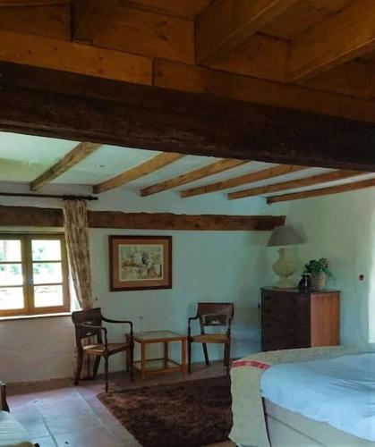 une chambre avec un lit, une table et des chaises dans l'établissement Bergerie with large swimming pool, à Faux