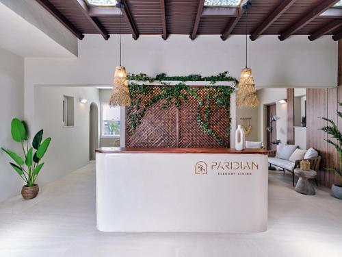 een witte toonbank in een kamer met potplanten bij Paridian Elegant Living in Kampos Paros