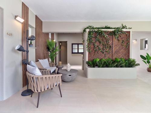 een woonkamer met een grote verticale tuin bij Paridian Elegant Living in Kampos Paros