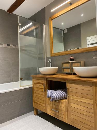 une salle de bain avec deux lavabos et une douche dans l'établissement Maison familiale 4P 10 min Strasbourg centre, à Schiltigheim