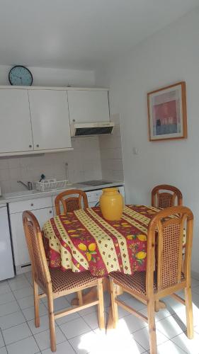 une table avec un vase au-dessus de celle-ci dans une cuisine dans l'établissement Bandol centre ville, port et plage, à Bandol