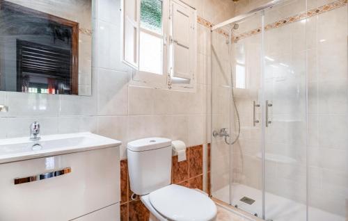 a bathroom with a toilet and a shower and a sink at 3 Bedroom Stunning Home In Cordoba in Córdoba