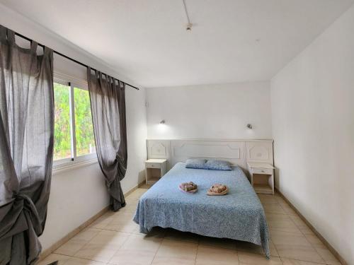 een slaapkamer met een bed met twee donuts erop bij Royal Sunny Terrace Villas Canarias in Adeje