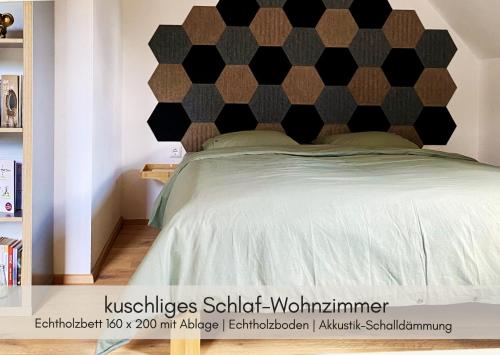 1 dormitorio con cabecero blanco y negro en Dein HimmelReich - Ruheoase im Almenland auf 1000m über'm Alltag, 