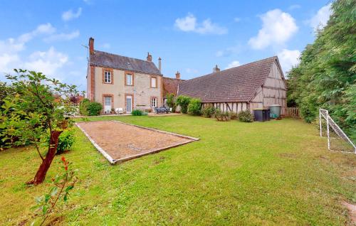 a large yard with a house and a soccer field at Le Margautier in Saint-Viâtre