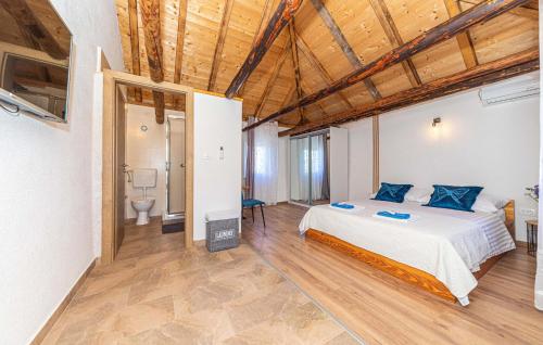 1 dormitorio grande con 1 cama y baño en Beautiful Home In Trolokve With Kitchen, en Prgomet