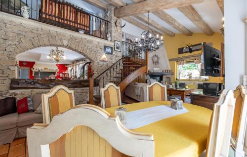 une cuisine et un salon avec une table jaune dans une pièce dans l'établissement Amazing Home In Orgon, à Orgon