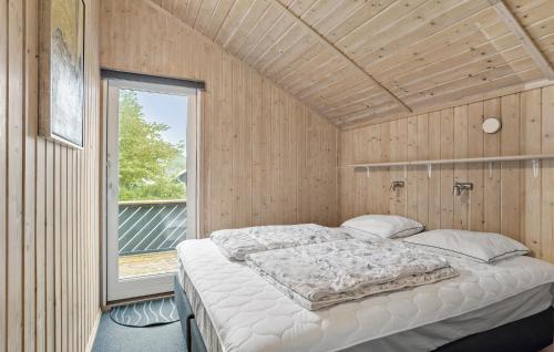 - une chambre avec un lit dans une pièce dotée d'une fenêtre dans l'établissement Lovely Home In Rudkbing With Wifi, à Spodsbjerg