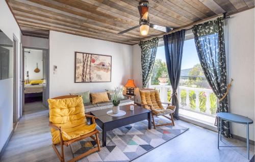 un salon avec un canapé, des chaises et une table dans l'établissement 2 Bedroom Stunning Home In La Crau, à La Crau