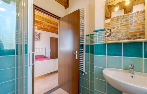 uma casa de banho com um lavatório e um chuveiro em Cataverna em Montedivalli Chiesa