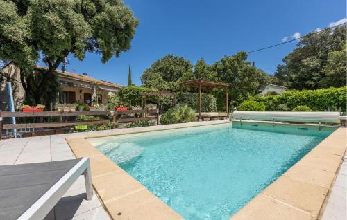 - une grande piscine dans une cour arborée dans l'établissement Awesome Home In Bédarrides, à Bédarrides