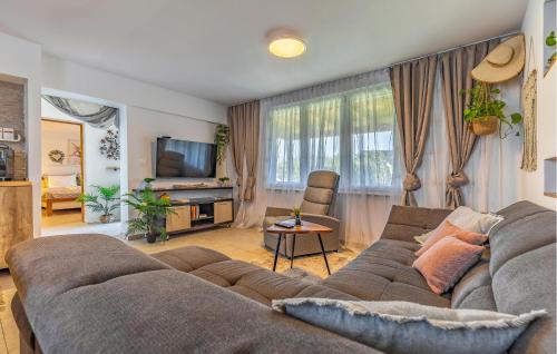 a living room with a couch and a television at 1 Bedroom Amazing Home In Skatari in Škatari
