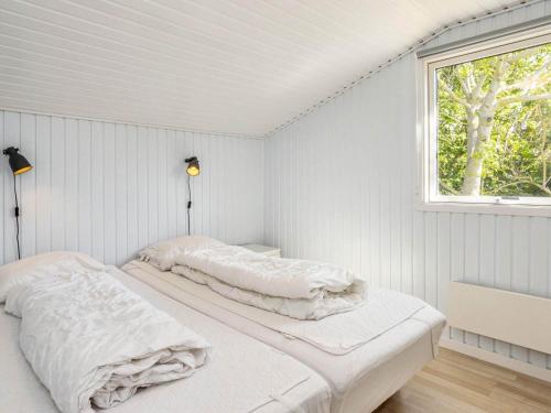 Postel nebo postele na pokoji v ubytování Five-Bedroom Holiday home in Vestervig 1