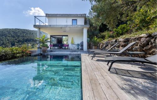 une villa avec piscine et une maison dans l'établissement Nice Home In La Valette Du Var, à La Valette-du-Var