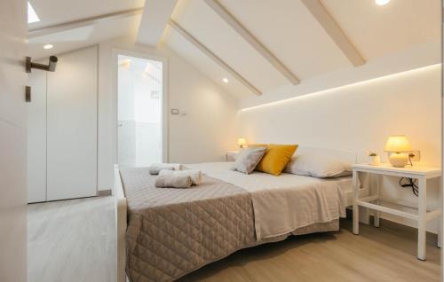 1 dormitorio con 1 cama con 2 almohadas en Cozy Home In Gornji Prolosac With Kitchen en Gornji Proložac