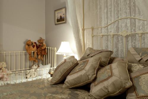 a bedroom with a crib with teddy bears and stuffed animals at Linfield Cottage in Williamstown