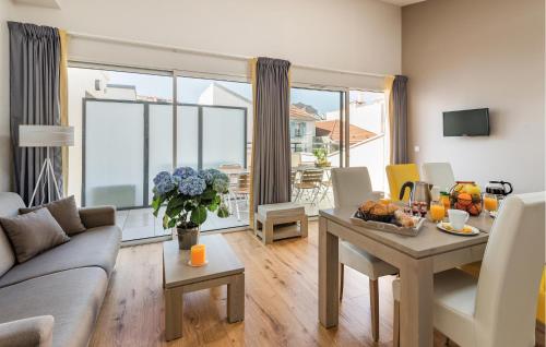 un salon avec un canapé et une table dans l'établissement Les Patios Deugenie, à Biarritz