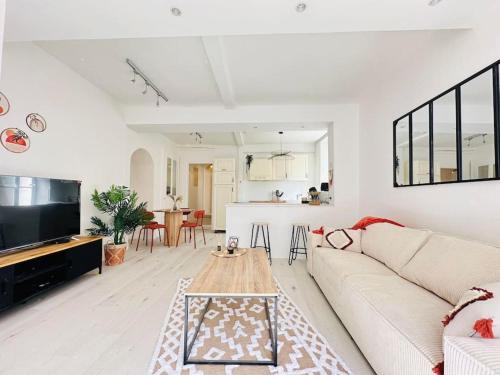 a living room with a couch and a table at Appartement la Citadelle in Laon
