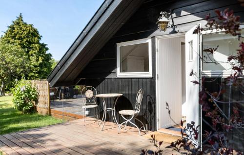ジルレジェにあるBeautiful Home In Gilleleje With Wifiの家の前にパティオ(椅子2脚、テーブル付)