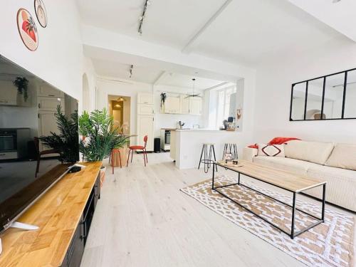 a living room with a couch and a table at Appartement la Citadelle in Laon