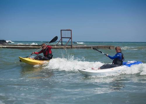 Due persone viaggiano in kayak in acqua di Millendreath Beach Resort a Looe