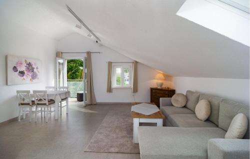 Χώρος καθιστικού στο Amazing Apartment In Sutivan With Wifi