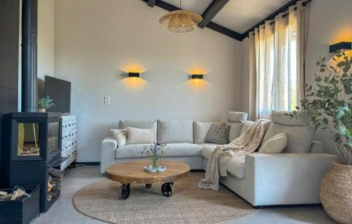 un salon avec un canapé et une table basse dans l'établissement Awesome Home In Prades Sur Vernazobre, à Prades-sur-Vernazobre