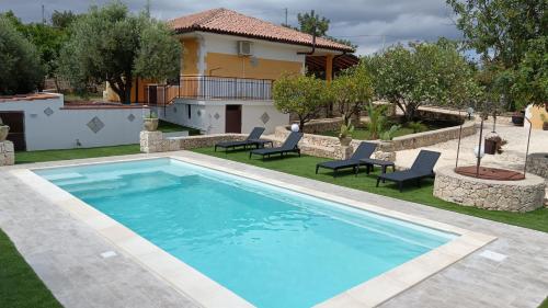The swimming pool at or close to Villa Leonardo